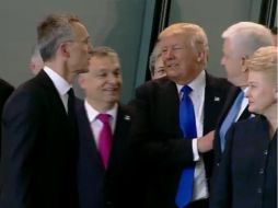 El momento del empujón con Trump al centro. TWITTER / @SteveKopack