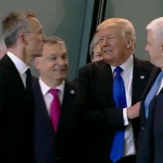 Donald Trump empuja a un primer ministro para estar al frente en la foto