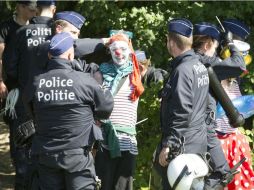 Disfrazados de payasos, cientos de personas se manifestaron contra la cumbre de la OTAN en el Centro de Bruselas. EFE / O. Hoslet