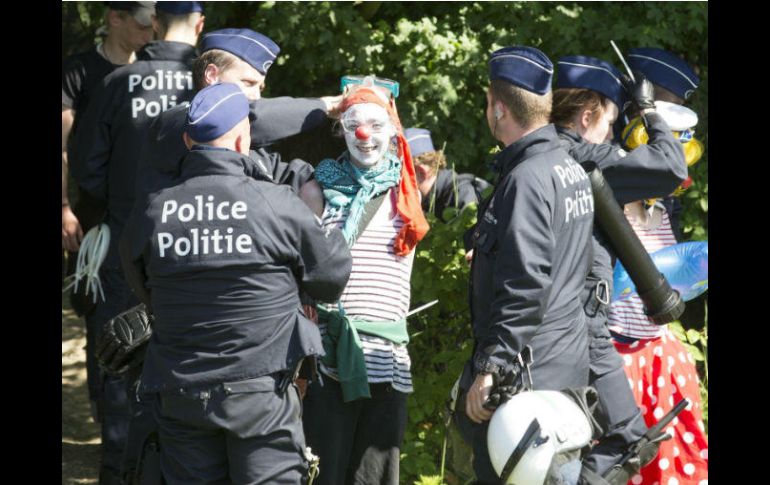 Disfrazados de payasos, cientos de personas se manifestaron contra la cumbre de la OTAN en el Centro de Bruselas. EFE / O. Hoslet
