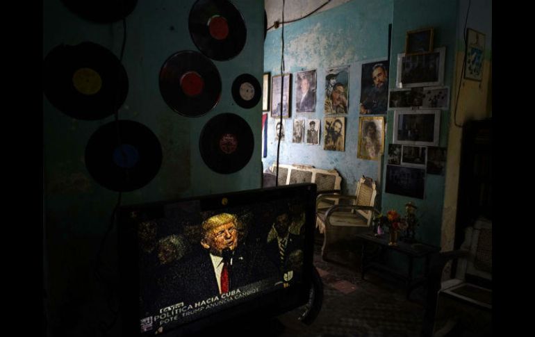 Trump habló desde un teatro en la Pequeña Habana de Miami. AP / R. Espinosa