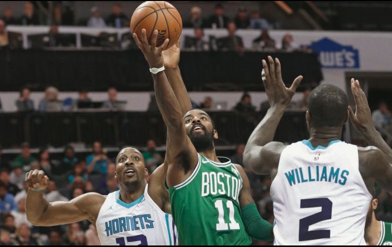 Figura. Kyrie Irving (#11) encabezó la ofensiva de los Celtics al conseguir 21 puntos ayer ante los Hornets. AP