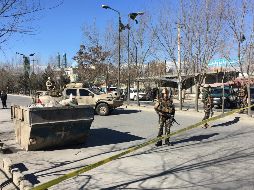 Soldados afganos resguardan los alrededores de la zona afectada por el estallido. AFP/S. Marai