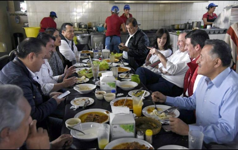 Luego del evento con militantes priistas, José Antonio Meade disfrutó una comida con el gobernador Aristóteles Sandoval, Miguel Castro y Arturo Zamora, entre otros. NOTIMEX