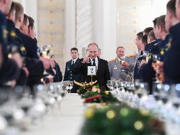 El presidente ruso, Vladímir Putin, hace un brindis durante la ceremonia de condecoración. EFE/K. Kudryavtsev