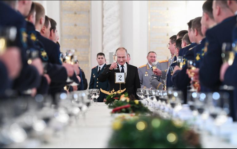 El presidente ruso, Vladímir Putin, hace un brindis durante la ceremonia de condecoración. EFE/K. Kudryavtsev