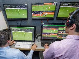 Uno de los problemas que se han detectado es que los espectadores en el estadio a veces no comprenden ciertas decisiones, al no poder ver las imágenes de control. TWITTER / @FIFAcom