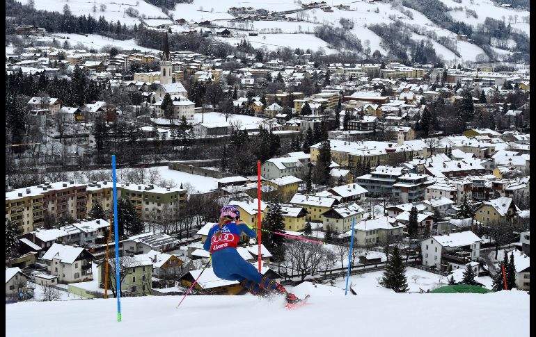 La estadounidense Mikaela Shiffrin compite en una prueba de la Copa Mundial de esquí alpino en Lienz, Austria. AP/M. Tacca