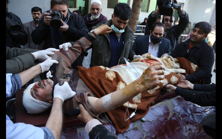 Un herido es trasladado a un hospital en Kabul, Afganistán, luego de un ataque suicida contra un centro cultural de la minoría musulmana chií reivindicado por el Estado Islámico, el cual causó al menos 41 muertos y 84 heridos. AP/R. Gul