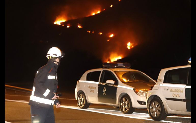 La Guardia Civil española ha desalojado por precaución 60 viviendas cercanas al incendio forestal declarado en el Coll de Síller, cuya extinción dificulta el fuerte viento. EFE/Lliteres