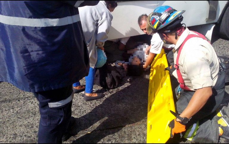 La víctima fue trasladada por a un puesto de socorro para recibir la atención correspondiente. ESPECIAL/ Bomberos Guadalajara