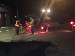 Según autoridades, el vehículo de volteo que transportaba 15 toneladas de grava, provocó que la loza colapsara y se creara el socavón. ESPECIAL/ Siapa