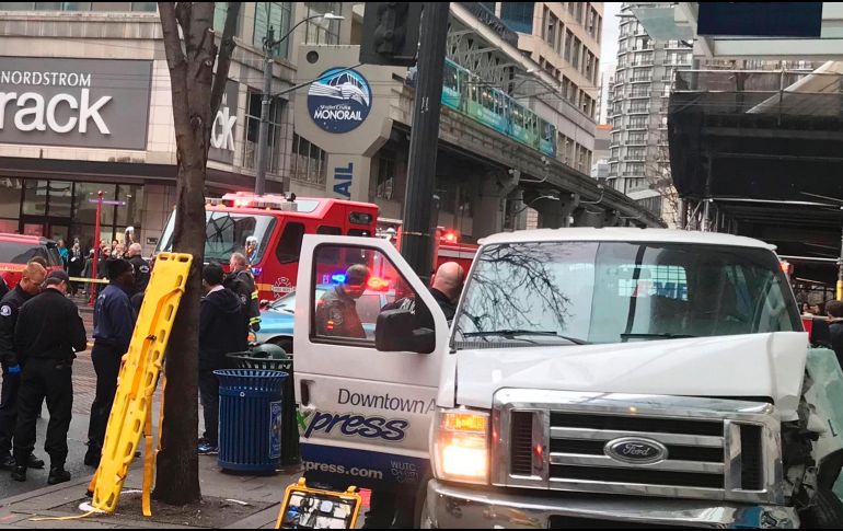 Elementos policiales investigan el acontecimiento. AP / Seattle Fire Department