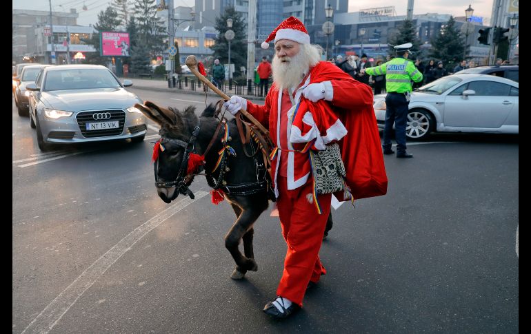 Santa Claus se suma a las tradiciones que se observan esta temporada en Piatra Neamt.
