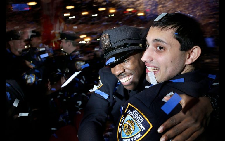 Policías celebran en su ceremonia de graduación en el teatro Beacon en Nueva York, Estados Unidos. AP/S. Wenig