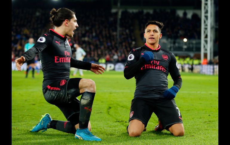 Alexis Sánchez (d), del Arsenal, festeja tras anotar el segundo gol de su equipo en juego de la Liga Premier ante  Crystal Palace en Londres, Inglaterra. AP/A. Grant