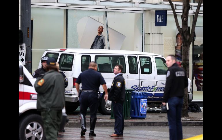 Una camioneta se subió a una banqueta en el centro de Seattle y atropelló a un grupo de peatones. AP / K. Lambert