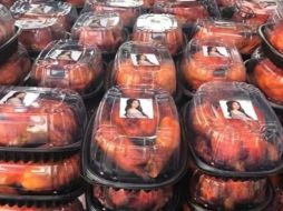 Iris Aguirre fue nombrada #LadyPollos por distribuir pollos rostizados con su foto como regalo de Navidad en colonias de escasos recursos de Fresnillo. YOUTUBE / Informasan