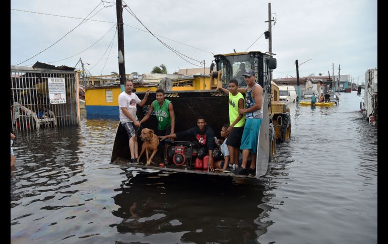 JUANA MATOS, PUERTO RICO (21/SEP/2017).- Una máquina excavadora traslada a personas en una calle inundada. El meteoro impactó la isla la madrugada del miércoles, solo dos semanas después de la pasada del huracán 
