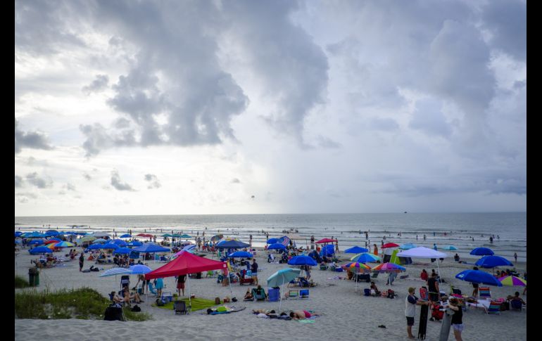 ISLE OF PALMS, ESTADOS UNIDOS (21/AGO/2017).- Si las nubes no lo impidedían, al menos 12 millones de personas que viven en una franja de 113 kilómetros de ancho en 14 de los 50 estados del país serían los potenciales testigos de este eclipse total. Personas se reúnen en una playa de Carolina del Sur. AFP/P. Marovich