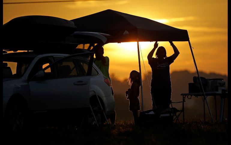 HOPKINSVILLE, ESTADOS UNIDOS (21/AGO/2017).- Una familia coloca un campamento en el estado de Kentucky. Millones de habitantes, turistas y aficionados a la astronomía se han desplazado a ciudades en el paso de la totalidad del eclipse. AP/M. Humphrey