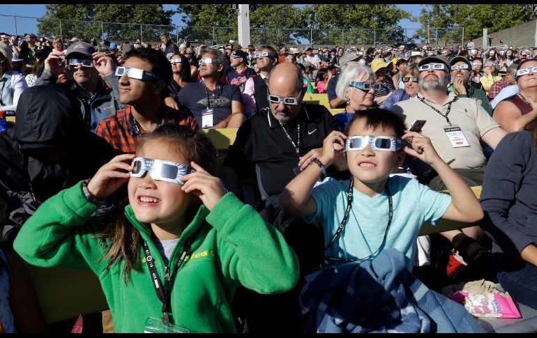 SALEM, ESTADOS UNIDOS (21/AGO/2017).- Una multitud observa con lentes protectores. AP/D. Ryan