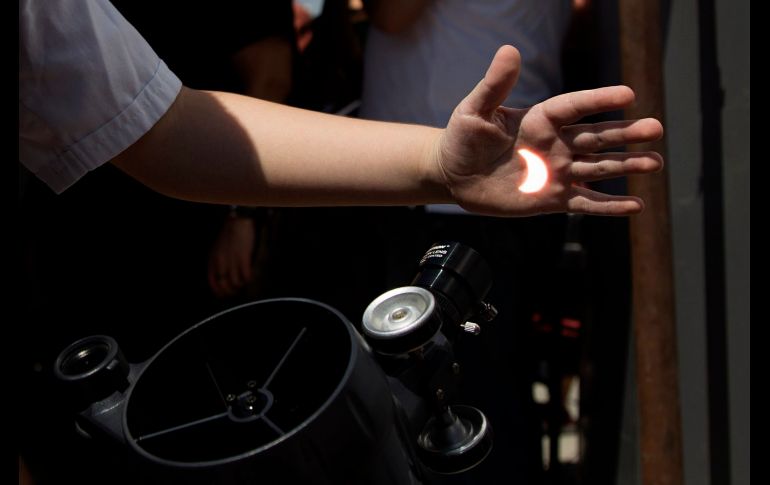 TIJUANA, BAJA CALIFORNIA (21/AGO/2017).- Un hombre observa el fenómeno proyectado en su mano. En México solo se observó parcialmente, entre un 20 y 60%. NTX/E. Jaramillo
