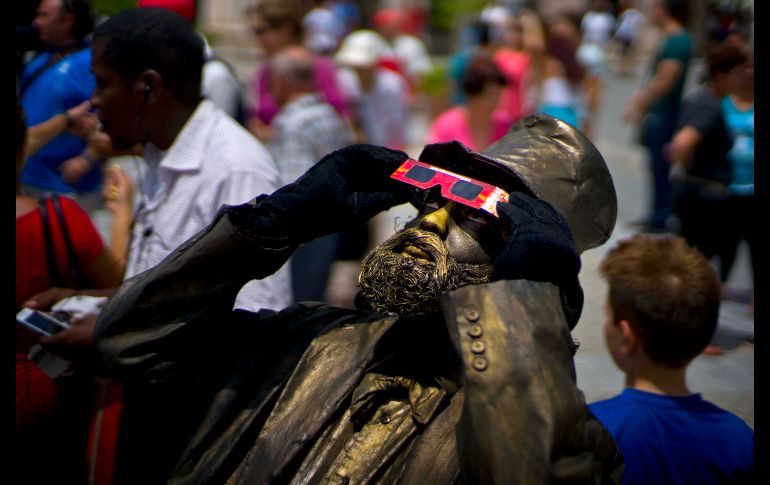 LA HABANA, CUBA (21/AGO/2017).- Un artista callejero contempla el fenómeno, que también fue visible parcialmente en Centroamérica y el Caribe. En esta capital fue de un 65%. AP/R. Espinosa