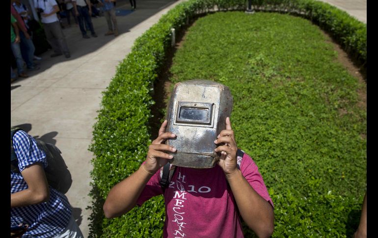MANAGUA, NICARAGUA (21/AGO/2017).- Un joven mira con una máscara para soldar. EFE/J. Torres
