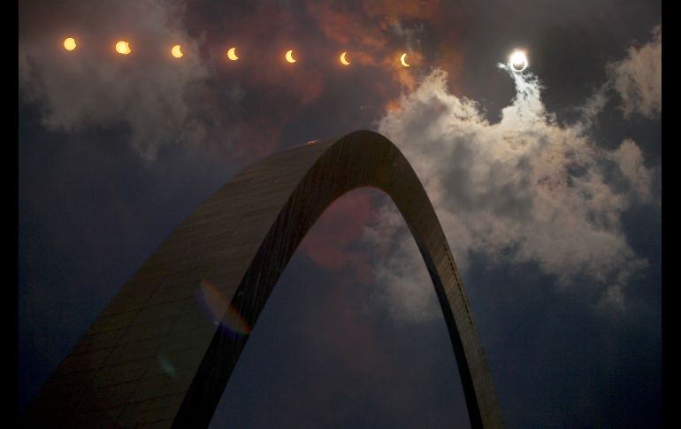SAINT LOUIS, ESTADOS UNIDOS (21/AGO/2017).- Fotografía de exposición múltiple que muestra las fases de un eclipse parcial sobre el Arco Gateway. AP/J. Roberson