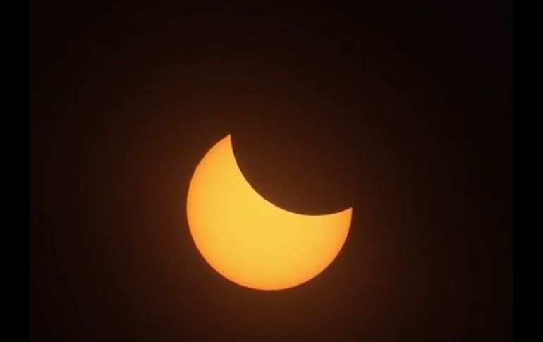 SALEM, ESTADOS UNIDOS (21/AGO/2017).- El disco solar empezó a quedar oculto por la Luna en Oregon, en el noroeste del país. YOUTUBE/NASA