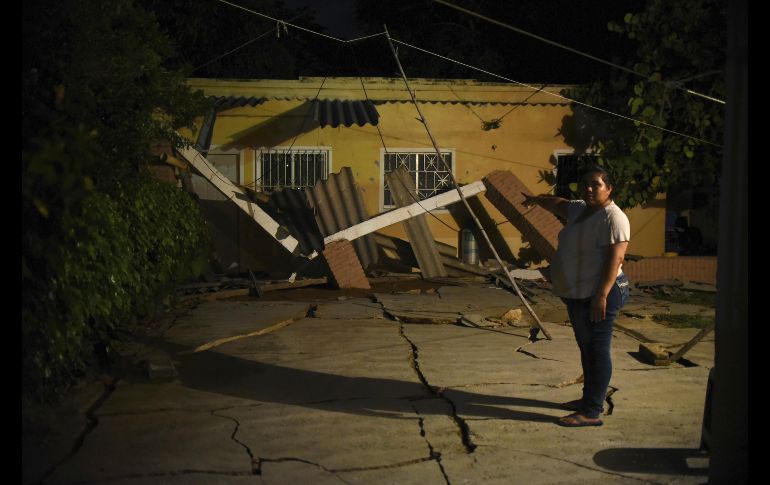 COATZACOALCOS, VERACRUZ (08/SEP/2017).- Una residente observa el piso de su hogar destrozado. EFE/A. Hernández
