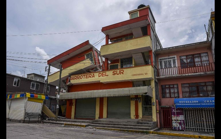MATÍAS ROMERO, OAXACA (08/SEP/2017).- Este edificio también resultó severamente dañado. El Gobierno federal declaró emergencia para 41 municipios de Oaxaca. AFP/V. Razo