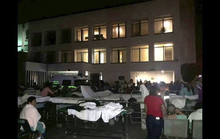 VILLAHERMOSA, TABASCO (08/SEP/2017).- Pacientes y médicos de un hospital permanecen afuera del edificio. EFE