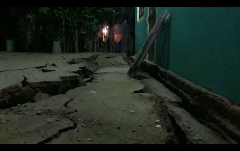 MINATITLÁN, VERACRUZ (08/SEP/2017).- Grietas en una calle tras un temblor de 8.2 en la escala de Richter. AFP/AFPTV