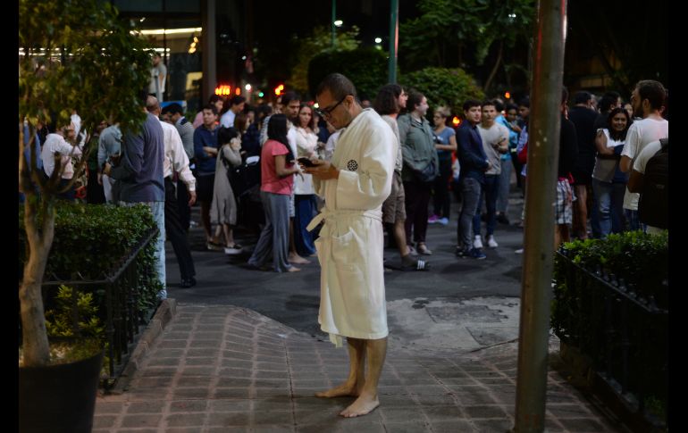 CIUDAD DE MÉXICO (08/SEP/2017).- Personas aguardan en la calle. El temblor se sintió con fuerza en prácticamente la mitad del país, desde el centro hasta el sur, así como en los países centroamericanos. AFP/L. Pérez