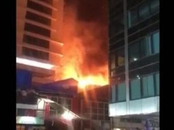 Aún se investiga la causa del incendio, que se originó alrededor de la 1:00 de la mañana del viernes. TWITTER / @abpnewstv