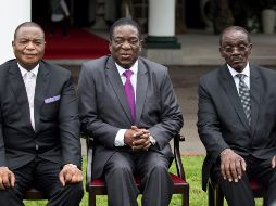 El presidente Emmerson Mnangagwa (centro) y los vicepresidentes Constantino Chiwenga (izquierda) y Kembo Mohadi (derecha). EFE/A. Ufumeli