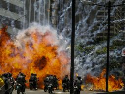 Imagen tomada en el momento de una explosión en medio de varios policías motorizados, en las inmediaciones de la plaza Altamira. EFE / M. Gutiérrez