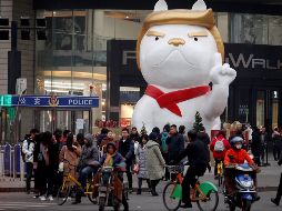 Representa una especie de bulldog blanco, sentado sobre sus patas traseras, con la mueca característica del multimillonario neoyorkino. EFE/ Y. Jia