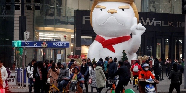 Del gallo al perro, una nueva estatua para Trump en China