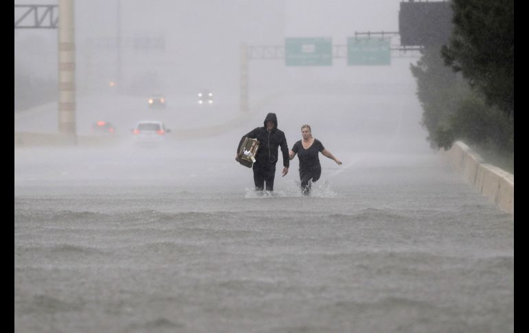 HOUSTON, ESTADOS UNIDOS (27/AGO/2017).- La principal ciudad de Texas sucumbía este domingo a las inundaciones sin precedentes causadas por la tormenta tropical ''Harvey''. Aspecto de la autopista interestatal 610. AP/D. Phillip