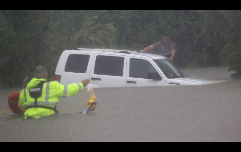 HOUSTON, ESTADOS UNIDOS (27/AGO/2017).- Aunque ''Harvey'' se degradó a tormenta tropical, las torrenciales lluvias que aún genera hacen que se mantenga como un ciclón peligroso. AP/D. Phillip