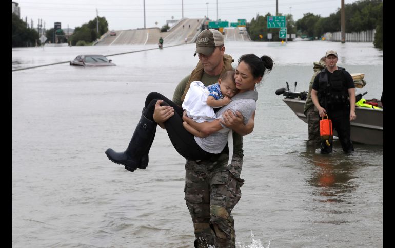 HOUSTON, ESTADOS UNIDOS (27/AGO/2017).- Mientras la lluvia y los vientos golpeaban esta zona, mil personas tuvieron que ser rescatadas. AP/D. Phillip