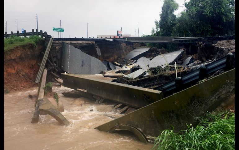 ROSENBERG, ESTADOS UNIDOS (27/AGO/2017).- Un desprendimiento en la autopista FM 762. El ciclón ha dejado al menos cinco víctimas mortales y decenas de heridos. AP/J. Mone