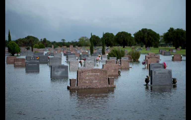 PEARLAND, ESTADOS UNIDOS (27/AGO/2017).- Un cementerio luce semisumergido. AFP/B. Smialowski