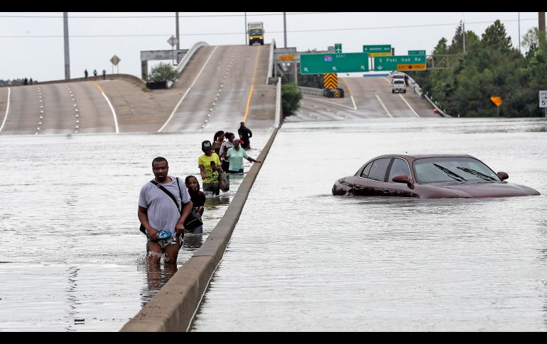 HOUSTON, ESTADOS UNIDOS (27/AGO/2017).-  El servicio de transporte público ha sido suspendido y el tráfico a través de la mayor parte de esta ciudad es imposible debido a las inundaciones. AP/D. Phillip