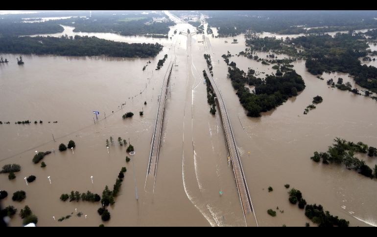 HOUSTON, ESTADOS UNIDOS (29/AGO/2017).- La autopista interestatal 69 en el puente del río San Jacinto, el cual se desbordó. AP/D. Phillip
