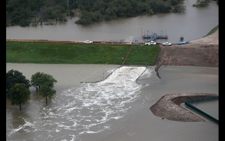 HOUSTON, ESTADOS UNIDOS (29/AGO/2017).- El nivel del agua de la presa de Addick ha superado su límite en 33 metros por primera vez en la historia. En la imagen, se libera agua del embalse. AP/Houston Chronicle/B. Coomer