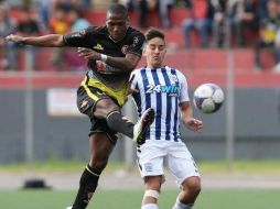 El jugador (I) tiene 20 años, pero por su forma de jugar ha llamado la atención de varios equipos de su país, Perú. ESPECIAL / depor.com